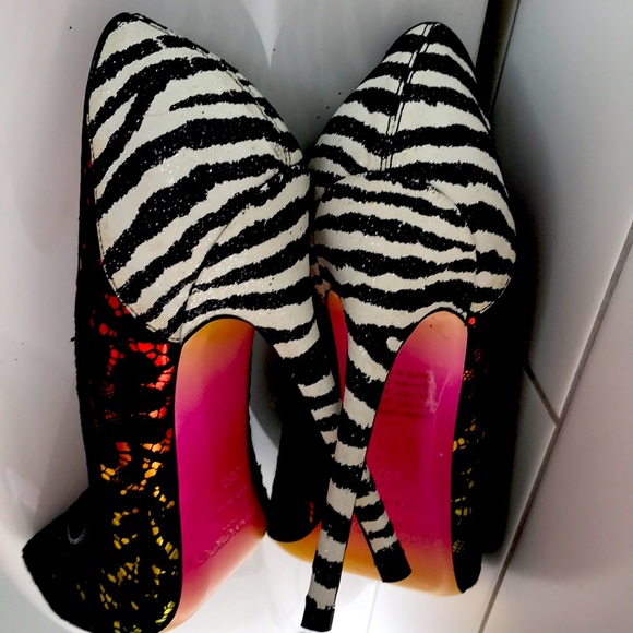 Authentic Jimmy Choo leather/lace 5” heel pumps - Picture 5 of 7